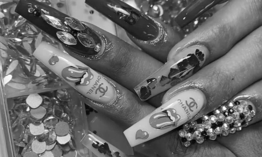 What is a full set manicure at a nail salon? image 4