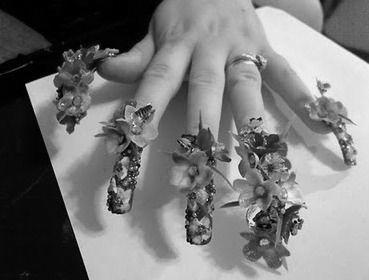 What are some of the wildest and weirdest nail art trends? photo 5