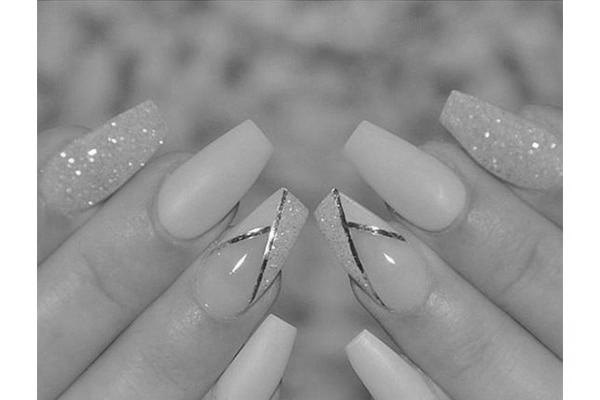 What are the latest nail art designs for a bride? photo 13