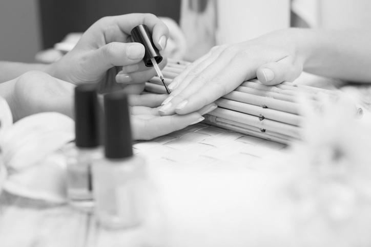 How to find the best nail artist? image 0