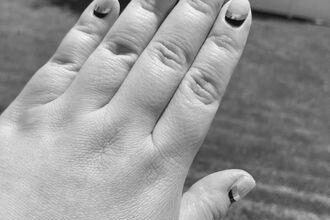 Are fingernail stickers bad for your nails? image 0