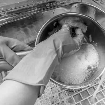 Is it okay to wash dishes without rubber gloves? photo 0