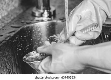 Is it okay to wash dishes without rubber gloves? photo 11