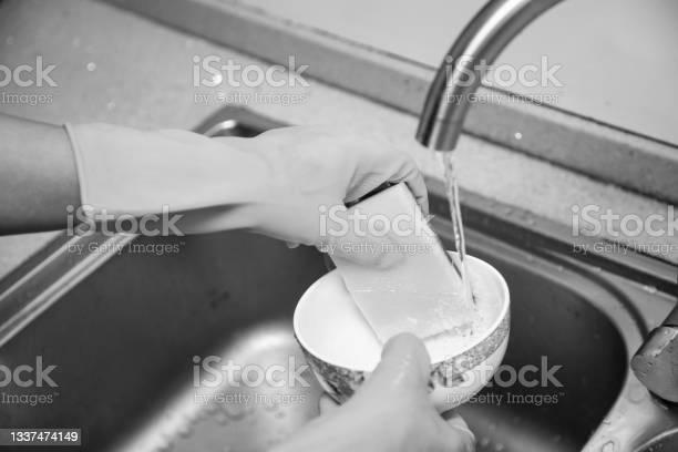 Is it okay to wash dishes without rubber gloves? photo 12