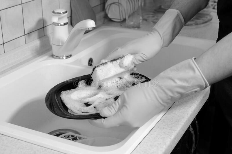 Is it okay to wash dishes without rubber gloves? photo 1